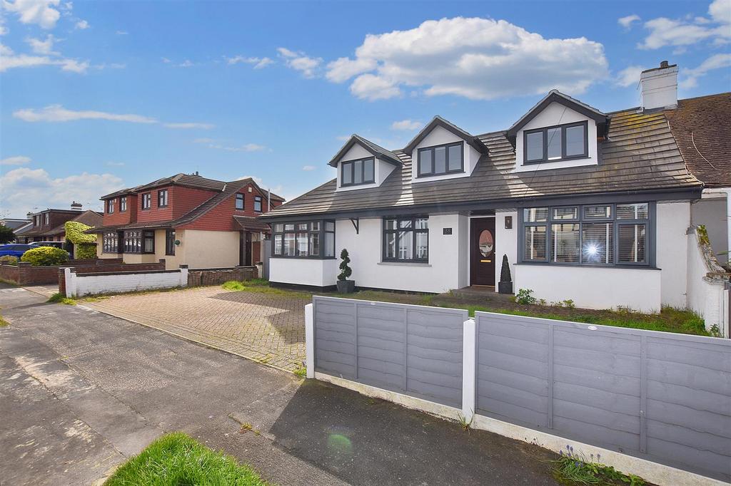 Meynell Avenue, Canvey Island SS8 4 bed chalet for sale £500,000