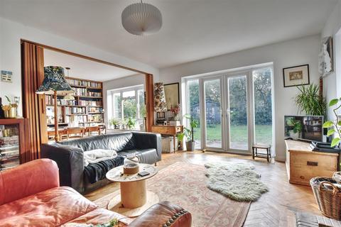 1 Beaulieu Road, Bexhill-on-sea, TN39 3AD