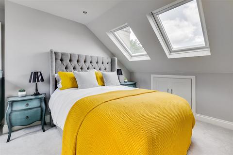 3 bedroom maisonette for sale, Replingham Road, London