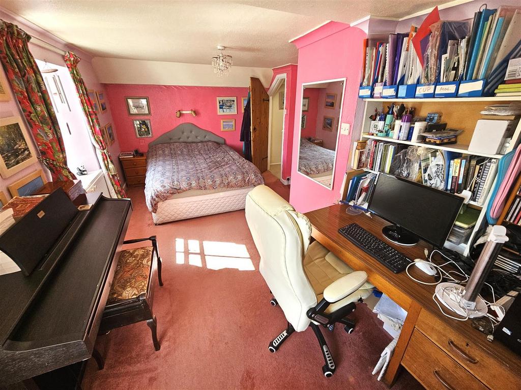 Bed 2.jpg