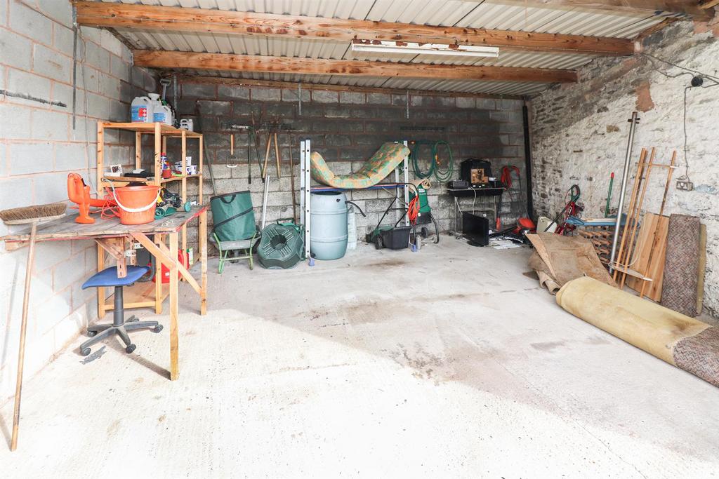 Double Garage/ Workshop