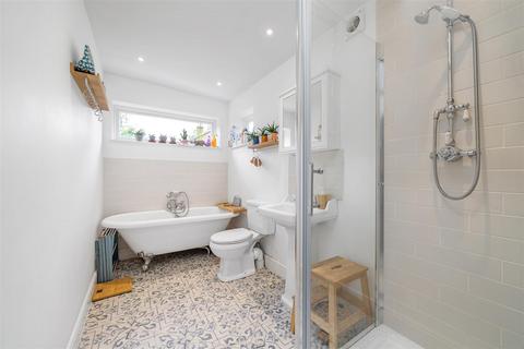 130 Victor Road, London, SE20 7JT