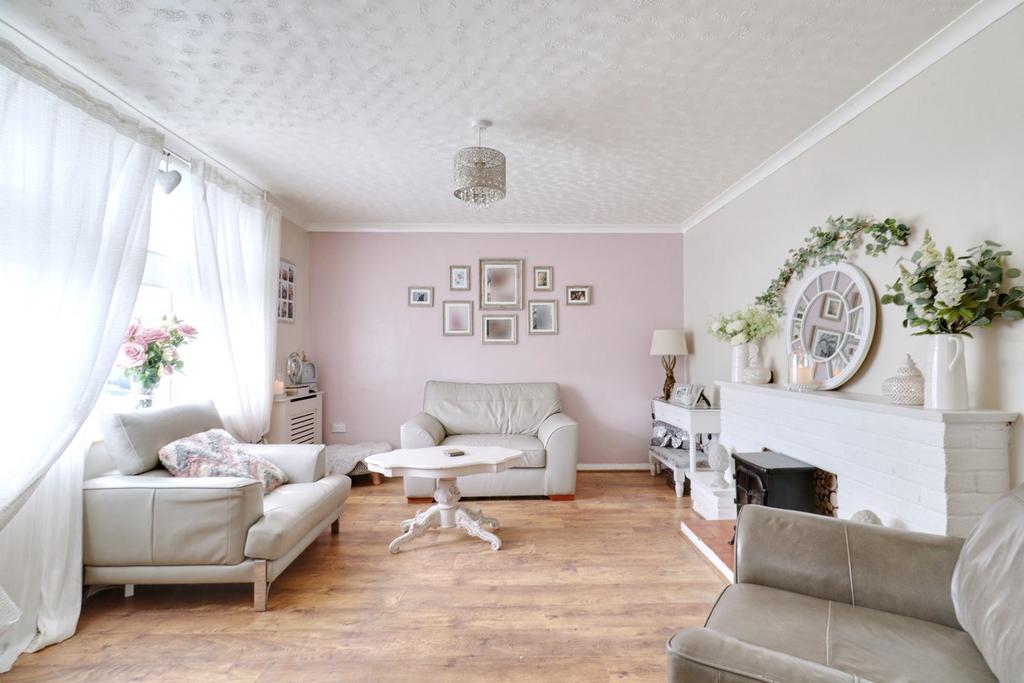 Easington Way, South Ockendon RM15 3 bed semidetached house for sale