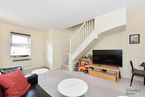 2 bedroom terraced house to rent, Westferry Road, Isle of dogs, E14