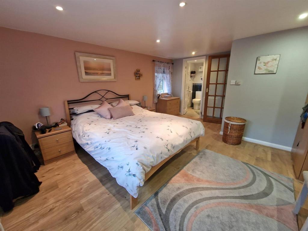 Main bedroom 1.jpg