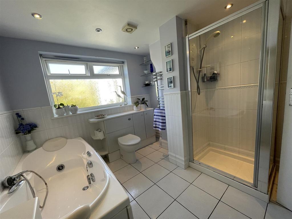 Llainwen bathroom 2.jpg