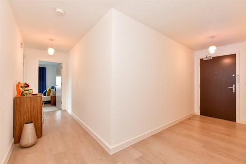 1 bedroom flat for sale, Faringdon Avenue, Romford, Essex