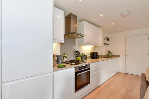 1 bedroom flat for sale, Faringdon Avenue, Romford, Essex