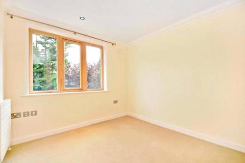 2 bedroom apartment to rent, Coombe Road, New Malden KT3