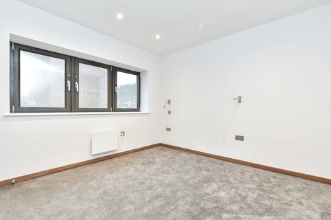 2 bedroom ground floor flat to rent, Croydon Road Caterham CR3