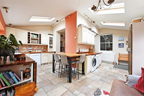 106 Hemper Lane, Sheffield, S8 7FE