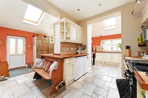 106 Hemper Lane, Sheffield, S8 7FE