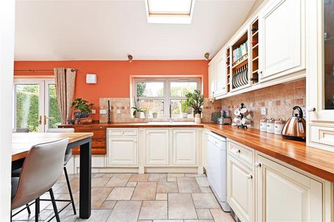 106 Hemper Lane, Sheffield, S8 7FE