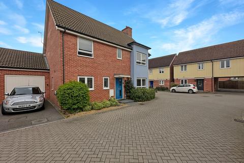 4 bedroom link detached house for sale, Redwing Close, Stanway