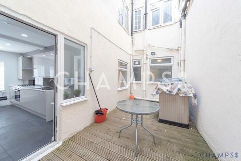 4 bedroom terraced house to rent, Cheyne Close, London NW4