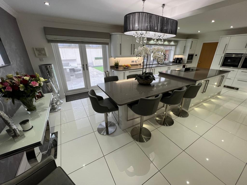 Bronheulwen Porth Porth 4 bed detached house for sale £479,950