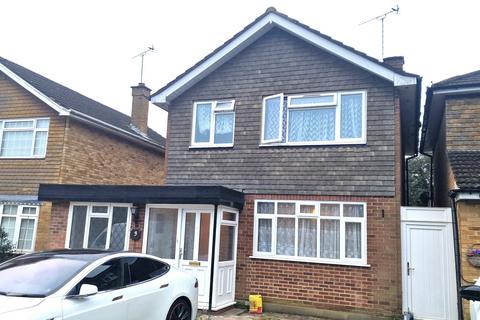 4 bedroom detached house to rent, All Saints Crescent, Watford, Hertfordshire