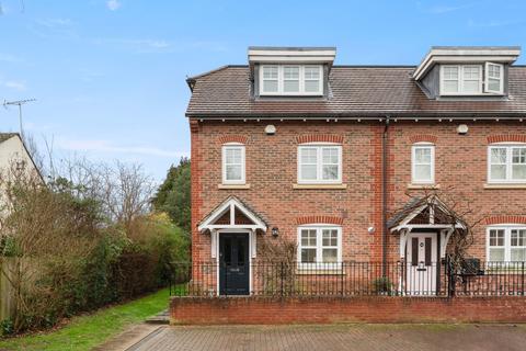 4 bedroom terraced house to rent - Rythe Close, Claygate, KT10