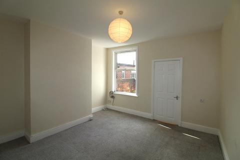 2 bedroom terraced house to rent, Rhodes Street, WF10