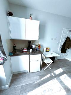 Studio to rent, Netley Road, Ilford IG2