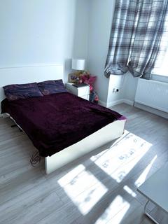 Studio to rent, Netley Road, Ilford IG2