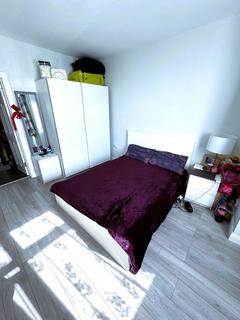 Studio to rent, Netley Road, Ilford IG2