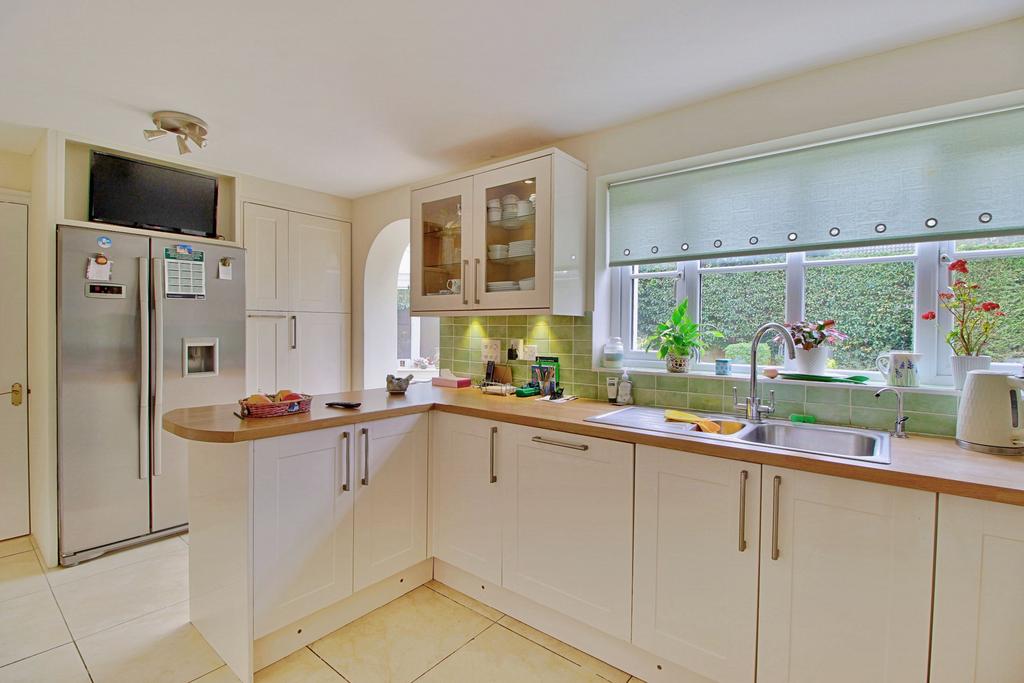 Kitchen with appliances (includes gas hob)