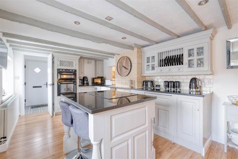 2 Chestnut Road, Astwood Bank, Redditch, B96 6AF
