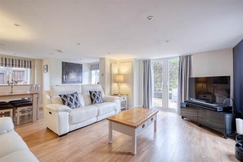 2 Chestnut Road, Astwood Bank, Redditch, B96 6AF