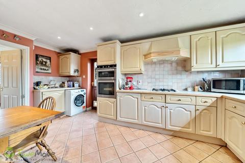 4 bedroom detached house for sale, Swains Close, Tadley RG26