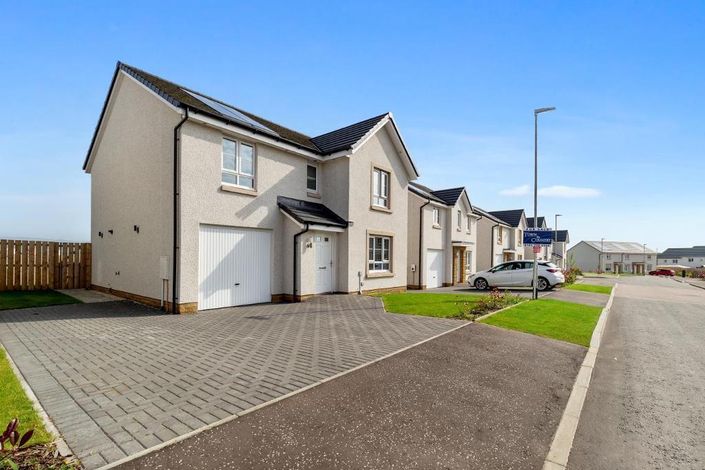 Gateside Road, Stepps, G33 6QB 4 bed detached villa for sale £340,000