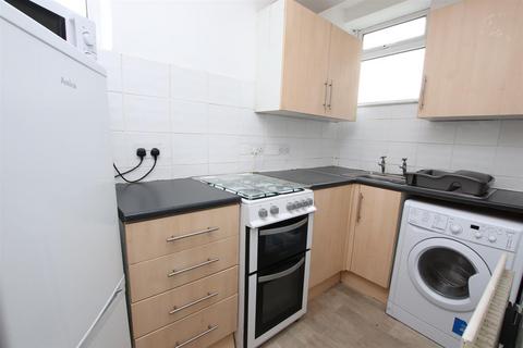 2 bedroom apartment to rent, Kirkstall Lane, Leeds