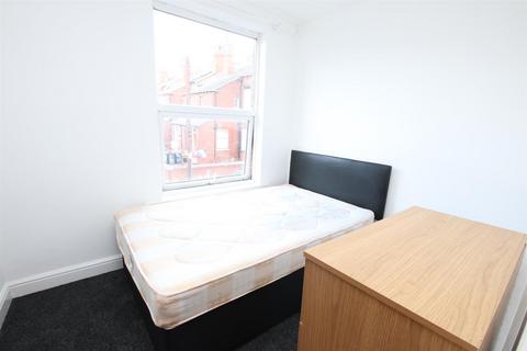 2 bedroom apartment to rent, Kirkstall Lane, Leeds