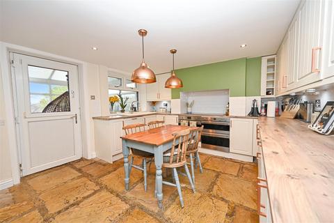 4 bedroom terraced house for sale, Rufford Avenue, Yeadon, Leeds, West Yorkshire