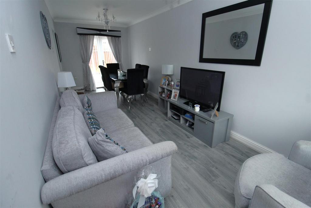 Family Room1.JPG