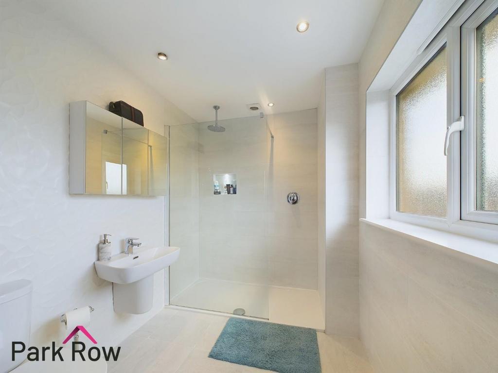 En suite to bedroom one