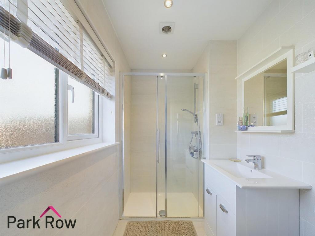 En suite to bedroom two