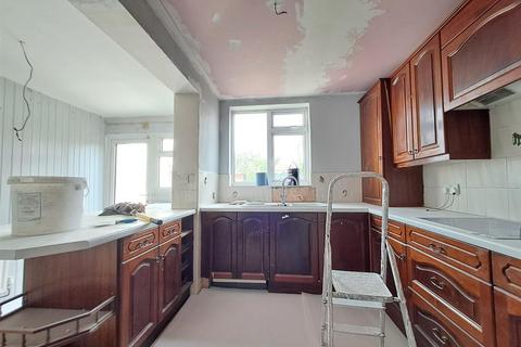 2 bedroom flat to rent, Clive Road., Enfield