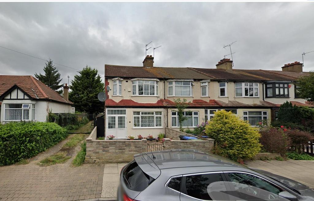 Russell Road, Enfield 3 bed house £2,750 pcm (£635 pw)