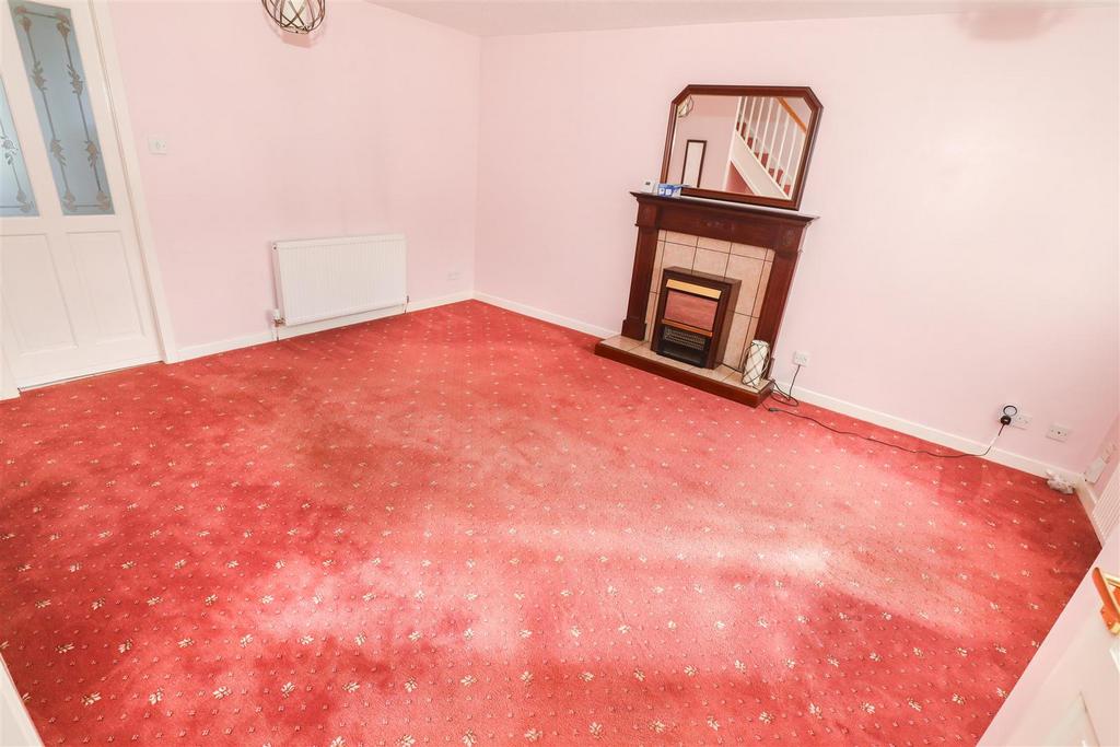 Dunvegan Avenue, Kirkcaldy 3 bed semidetached house £187,000