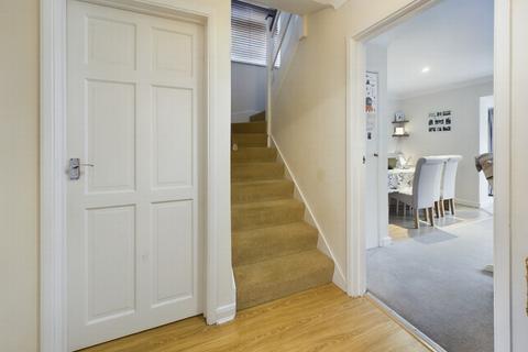 128 Barnmead, Haywards Heath, RH16 1XA