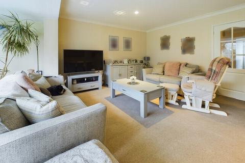 128 Barnmead, Haywards Heath, RH16 1XA
