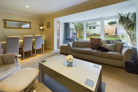 128 Barnmead, Haywards Heath, RH16 1XA