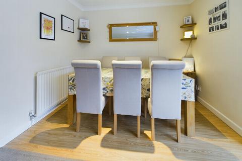 128 Barnmead, Haywards Heath, RH16 1XA