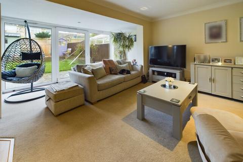 128 Barnmead, Haywards Heath, RH16 1XA