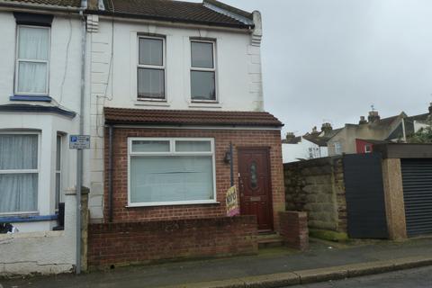 2 bedroom end of terrace house to rent, May Road Gillingham ME7