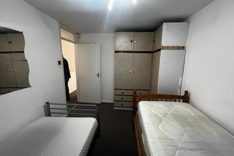 3 bedroom flat to rent, Heathrow UB3
