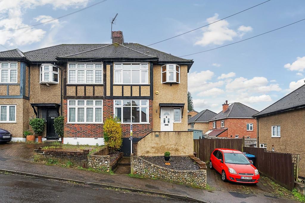 Caterham, Caterham CR3 3 bed semidetached house for sale £475,000