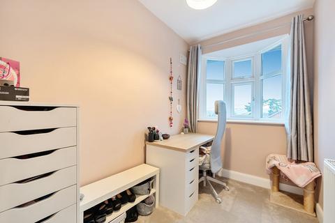 123 Commonwealth Road, Caterham, CR3 6LU