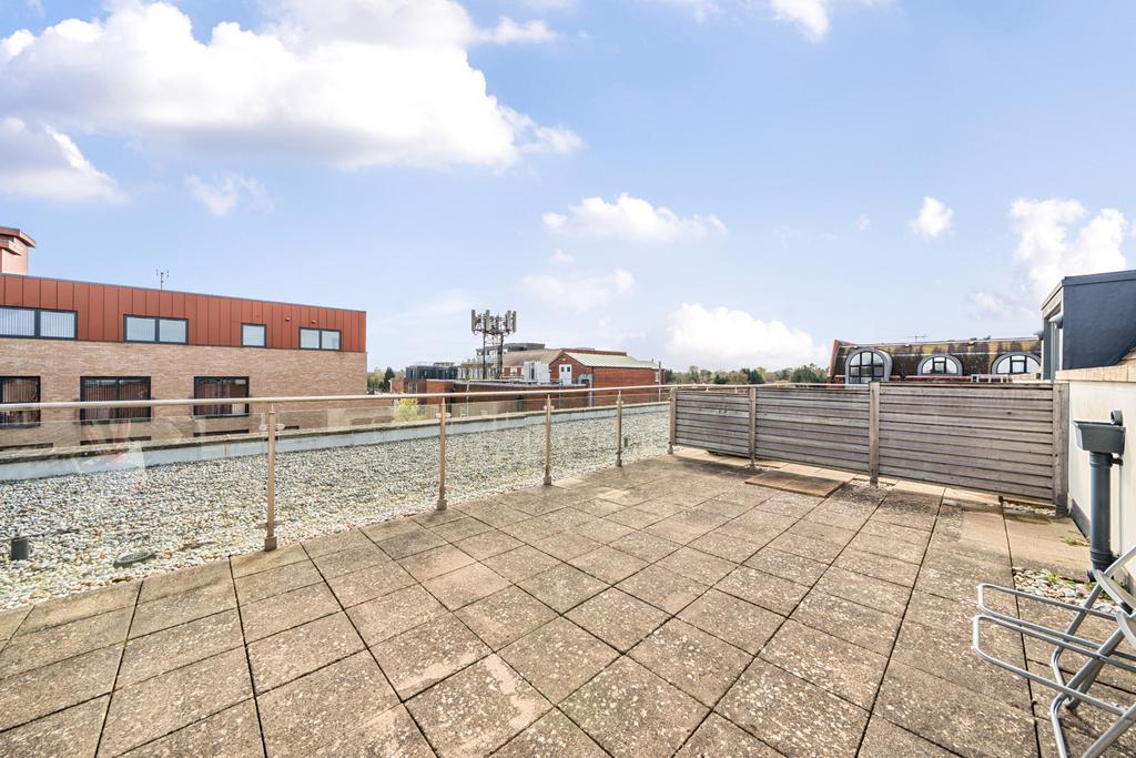 Oak End Way, Gerrards Cross... 1 bed penthouse £340,000
